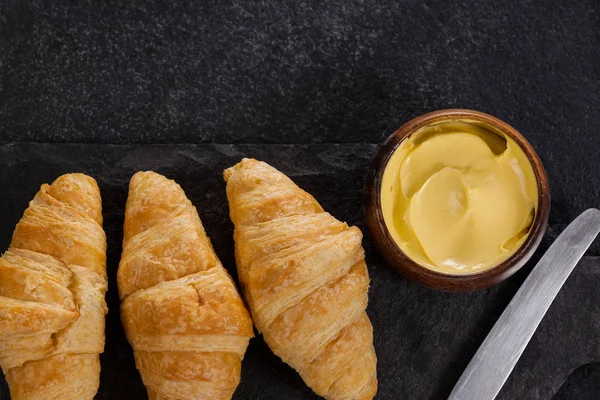 Croissants con mantequilla y cuchillo —  Fotos de Stock