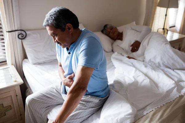 Άρρωστος ανώτερος άνθρωπος υποφέρει από πόνους στο στομάχι — Φωτογραφία Αρχείου