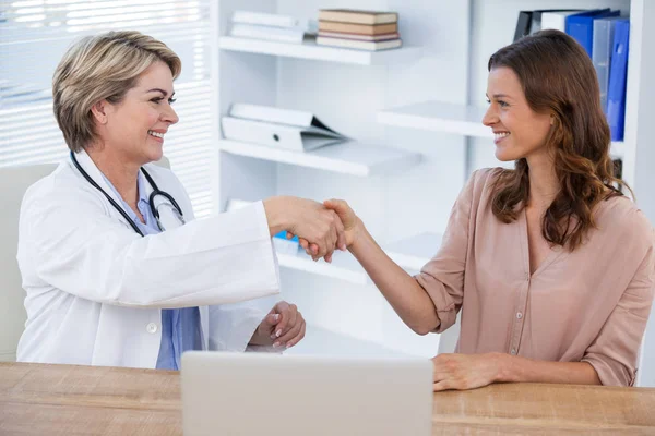 Arzt schüttelt Patienten die Hand — Stockfoto