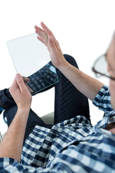 Mann gibt vor, futuristisches Tablet zu benutzen — Stockfoto