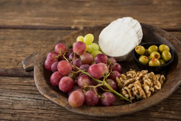 Queso, uvas, aceitunas y nuez — Foto de Stock