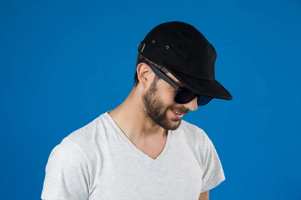 Uomo con cappello e occhiali da sole — Foto Stock
