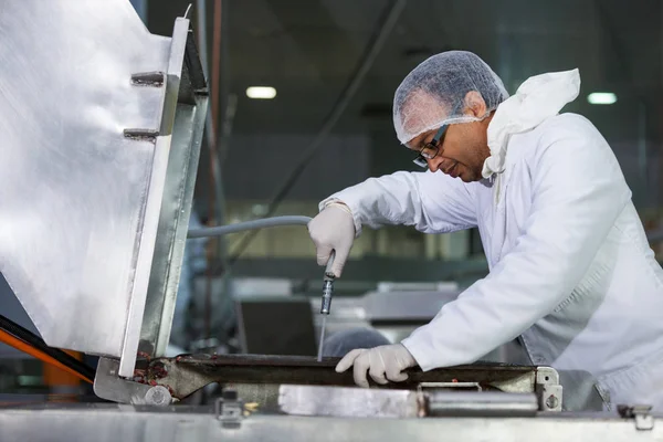 Açougueiro limpeza máquina de processamento de carne — Fotografia de Stock