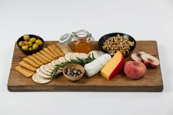 Vários itens alimentares em tábua de madeira — Fotografia de Stock