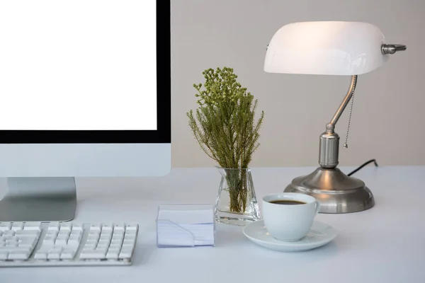 Stolní počítač s kávou a stolní lampy — Stock fotografie