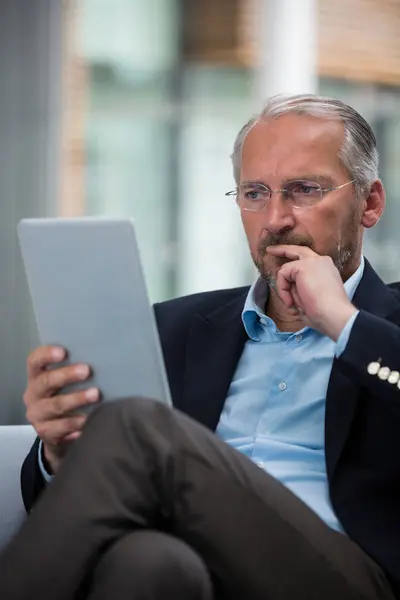 Doordachte zakenman houden een digitale tablet — Stockfoto