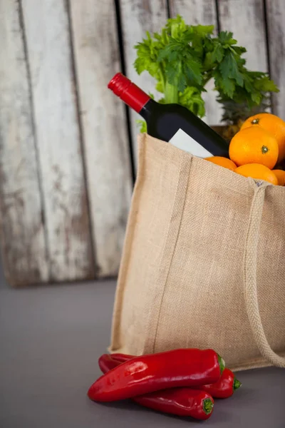 Bottiglia di vino e verdure in busta della spesa — Foto Stock