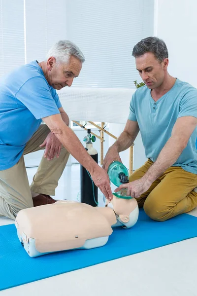 Paramédicos practicando reanimación cardiopulmonar en maniquí —  Fotos de Stock