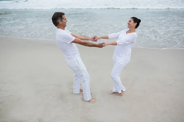 Coppia romantica che si tiene per mano sulla spiaggia — Foto Stock