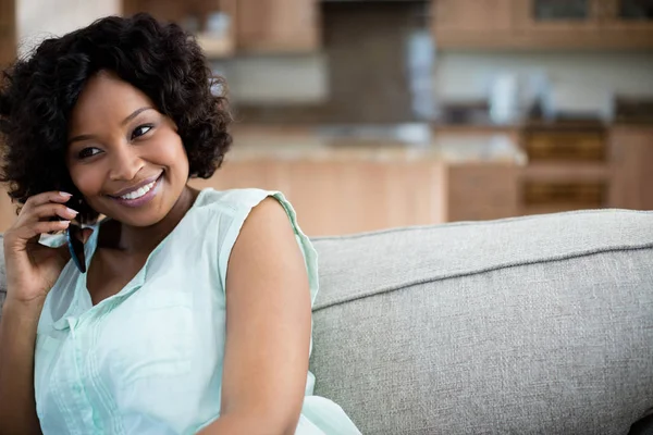 Woman talking on mobile phone — Stock Photo, Image