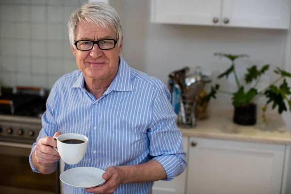 Senior man met kopje koffie — Stockfoto