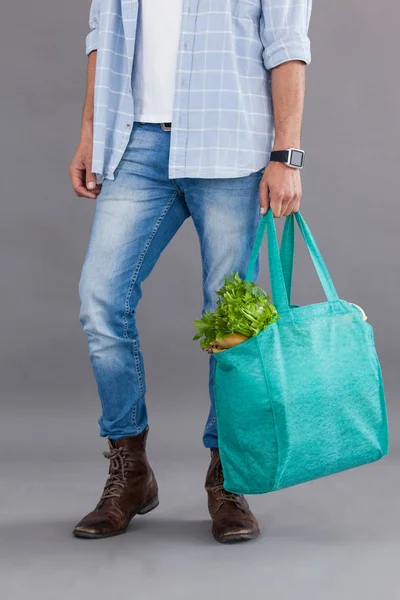 Hombre llevando bolsa de comestibles — Foto de Stock