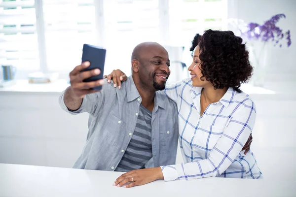 Par med Selfie på telefon — Stockfoto