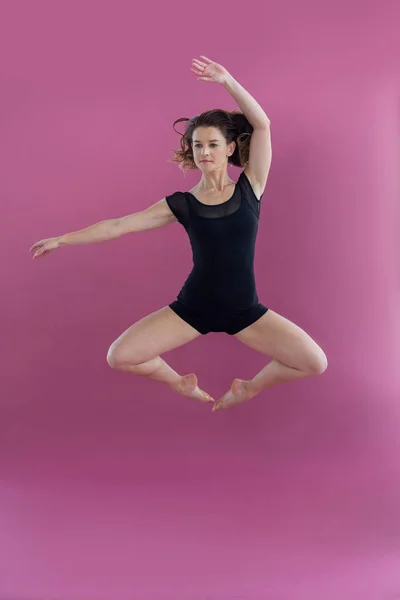 Bailarina practicando danza contemporánea — Foto de Stock