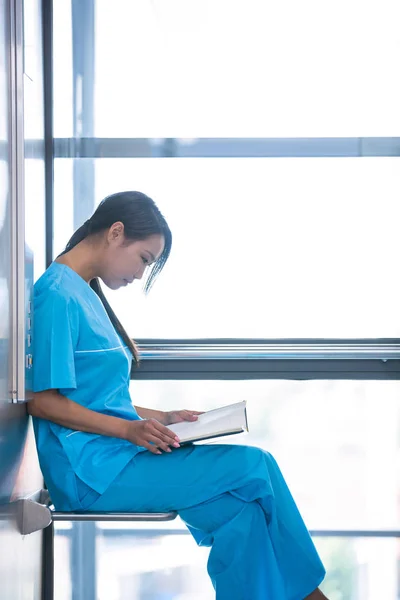 Sjuksköterskan tittar på hennes dagbok — Stockfoto