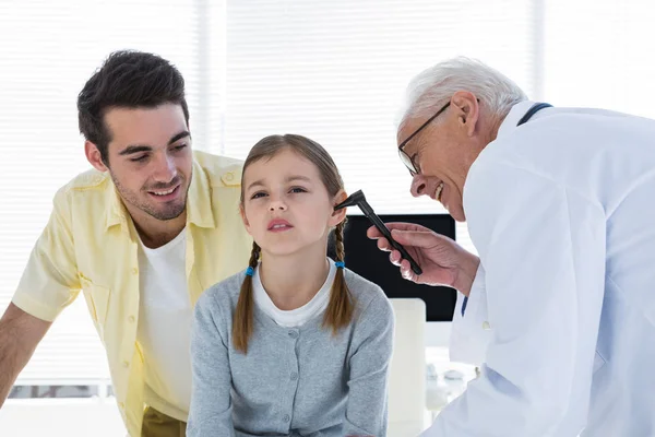 Médecin examinant l'oreille du patient — Photo