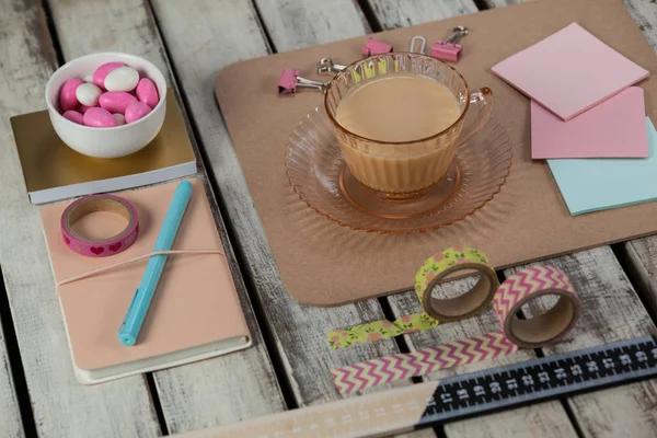 Cup of tea, sticky notes, paper pins — Stock Photo, Image