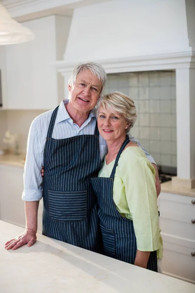 Pareja de ancianos de pie en kitche —  Fotos de Stock