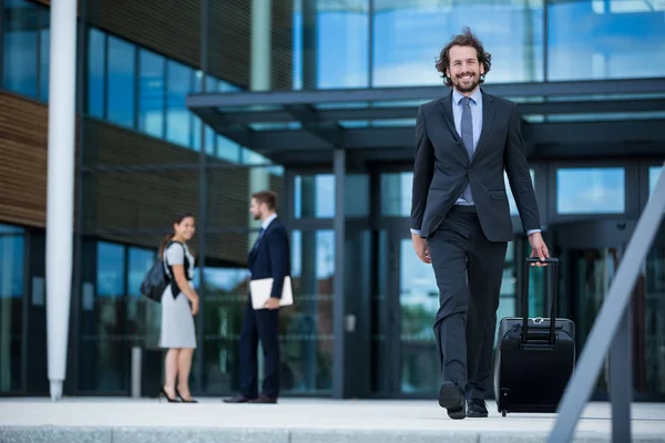 Бизнесмен идет со своим чемоданом — стоковое фото