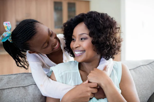 Mère et fille s'embrassent mutuellement — Photo