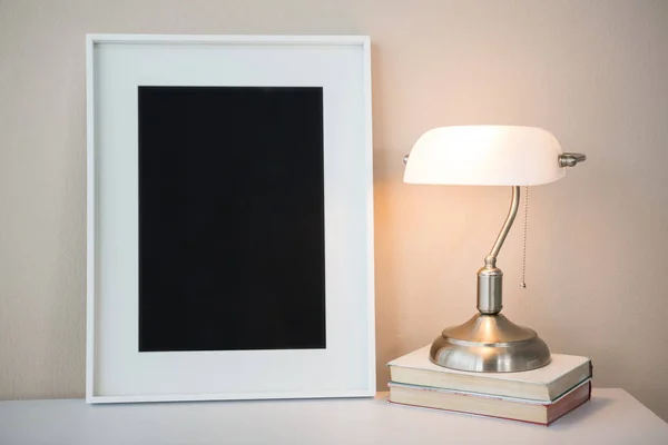Quadro de imagem com livros e lâmpada de mesa — Fotografia de Stock