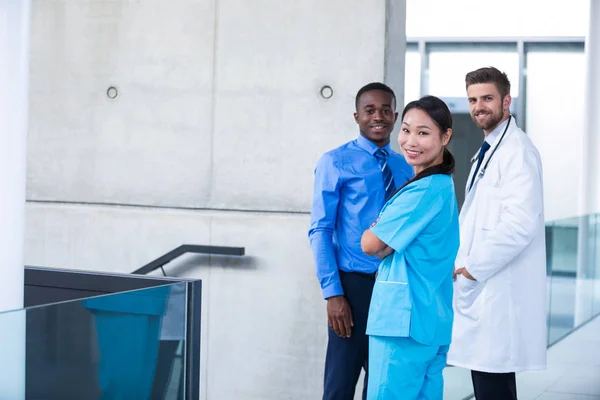 Enfermera y médico con empresario en el hospital — Foto de Stock