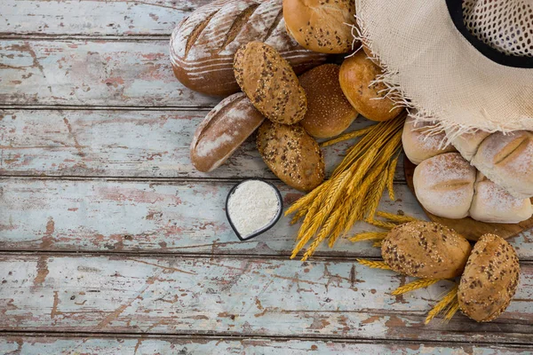 Pães com grãos de trigo e farinha — Fotografia de Stock