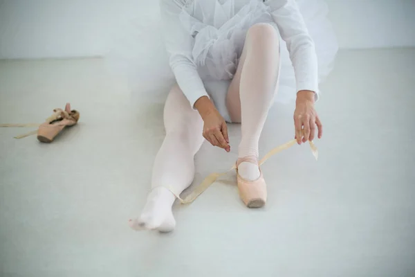 Μπαλαρίνα φορώντας παπούτσια μπαλέτου — Φωτογραφία Αρχείου