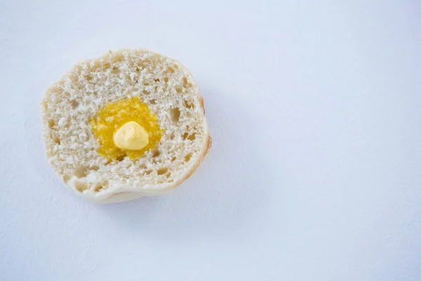 Derreter a manteiga em fatias de pão — Fotografia de Stock