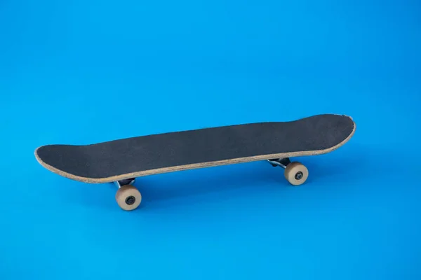 Скейтборд на синем фоне — стоковое фото