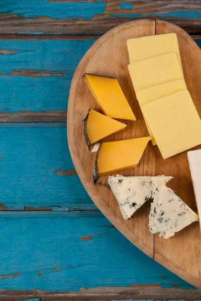 Variedad de queso en tabla de cortar en forma de corazón — Foto de Stock
