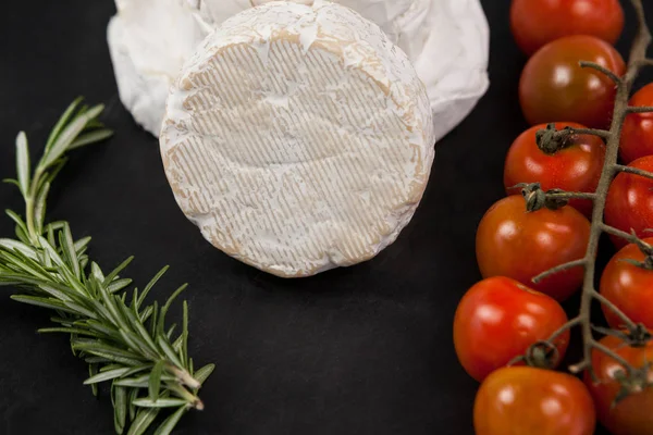 Kaas met cherry tomaten en rozemarijn kruid — Stockfoto