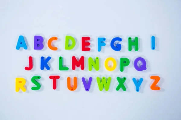 Alfabetos multicoloridos sobre fundo branco — Fotografia de Stock