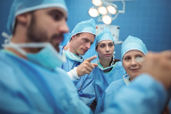 Chirurgenteam diskutiert — Stockfoto