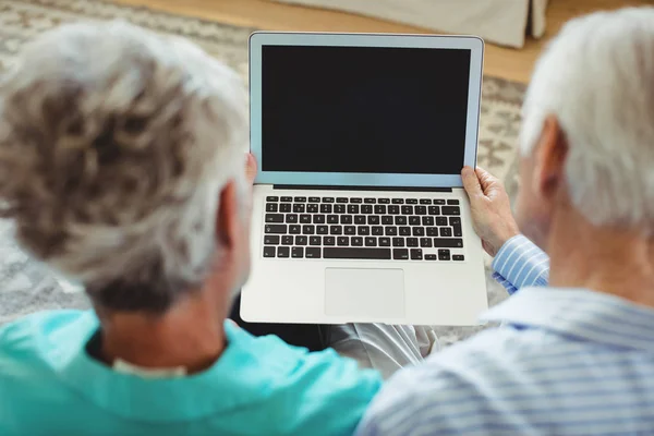 Seniorenpaar nutzt Laptop zu Hause — Stockfoto