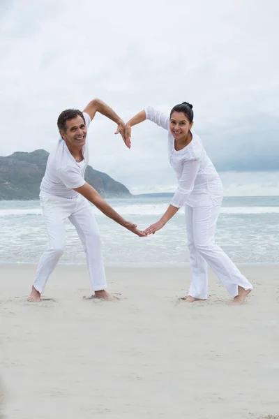 Casal romântico fazendo coração por mãos — Fotografia de Stock