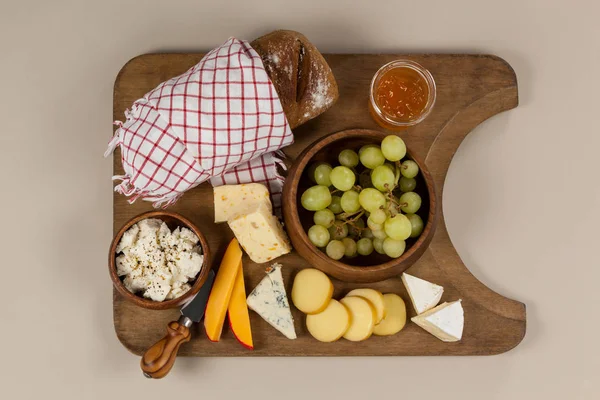 Bochenek chleba z serem, nóż i dżem — Zdjęcie stockowe