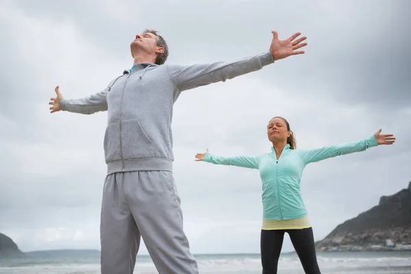 Couple debout avec les bras tendus — Photo