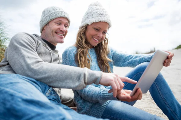 Couple souriant utilisant une tablette numérique — Photo