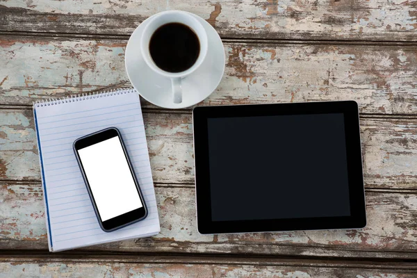 Tablet digital com smartphone e xícara de café — Fotografia de Stock