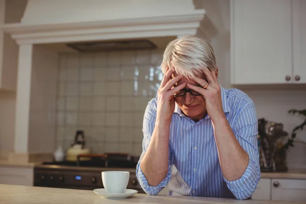 Oroliga äldre man som sitter med kaffe — Stockfoto