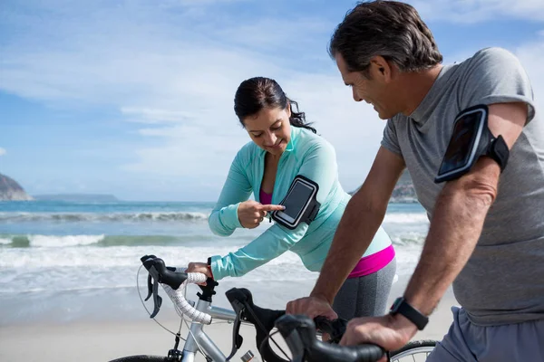 Paar leunend op de fiets — Stockfoto