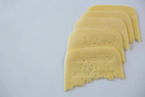 在白色背景上的奶酪的切片 — 图库照片