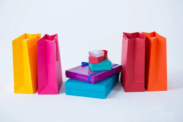 Стек подарункових коробок з сумками — стокове фото