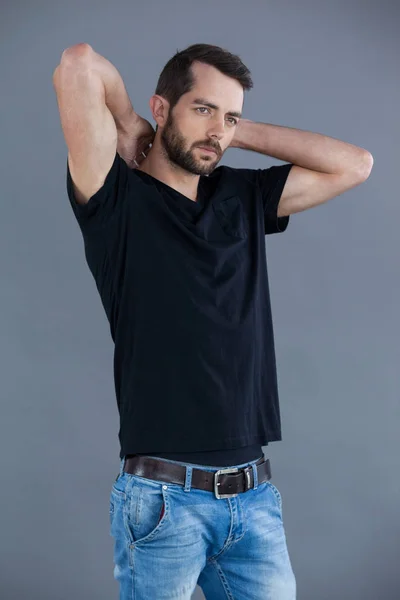 Hombre guapo en camiseta negra — Foto de Stock