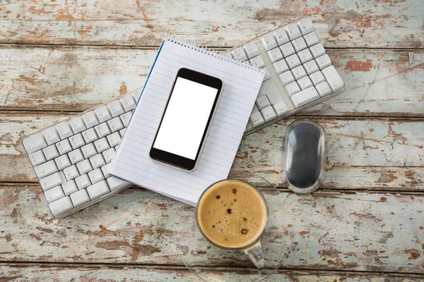 Klavye, telefon ve fare ile kahve — Stok fotoğraf