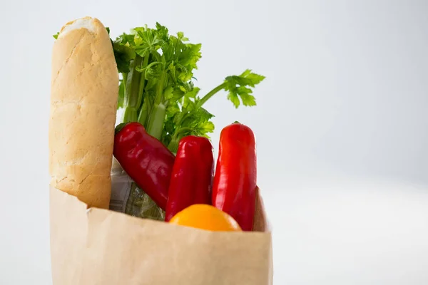 Frutas y verduras en bolsa de supermercado marrón —  Fotos de Stock