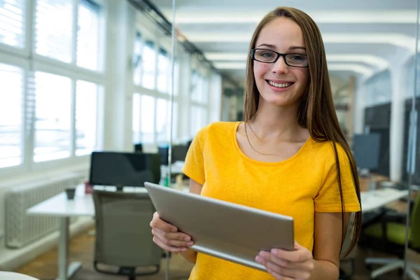 Vrouwelijke ondernemer met behulp van Tablet PC — Stockfoto