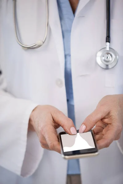 Doctor using mobile phone — Stock Photo, Image