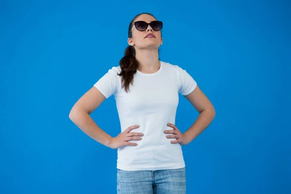 Kvinnan i vit t-shirt och solglasögon — Stockfoto